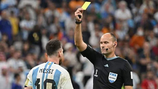 Messi's complaint against the referee, FIFA red card to the referee who showed 18 cards Messi's complaint against the referee, FIFA red card to the referee who showed 18 cards